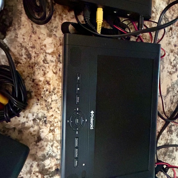 Polaroid DVD player DPA-080555  2 screens remote portable with pre-loaded games - Picture 8 of 10